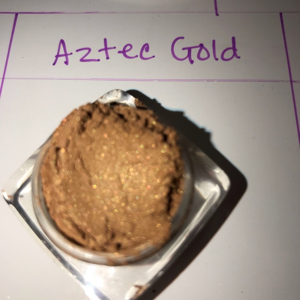 Mineral Eyeshadow in Aztec Gold.